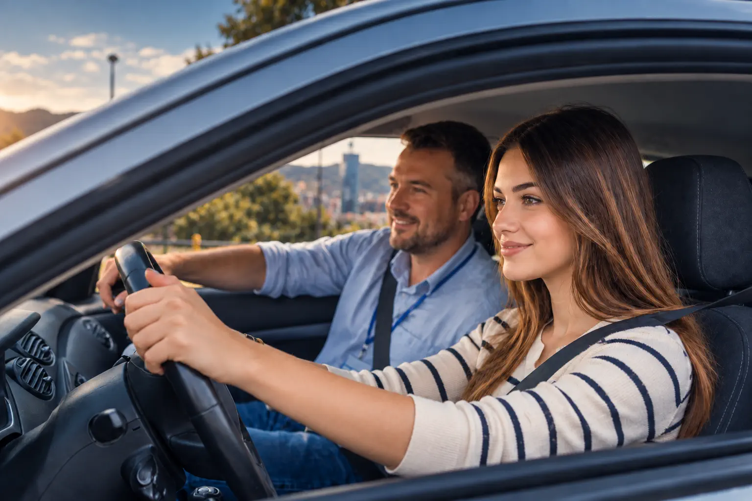 Kandidatkinja za volanom uz instruktora u automobilu.