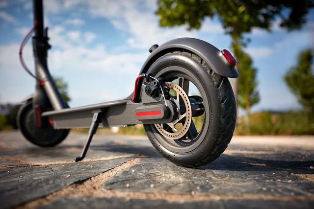 Stražnji kotač električnog romobila na gradskoj stazi