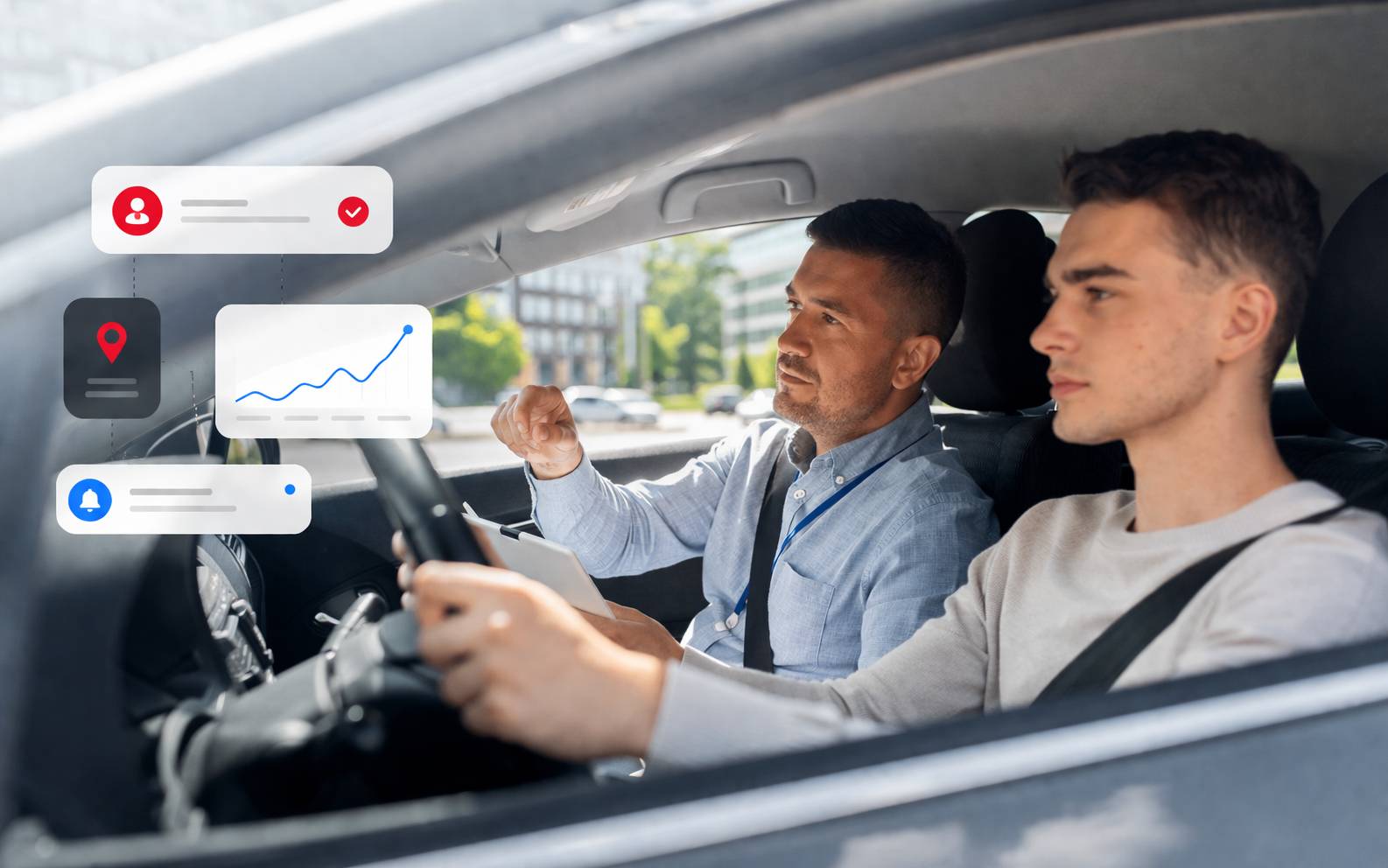 Instruktor vožnje i kandidat tijekom obuke uz digitalni prikaz prijava na platformi vozacki.online